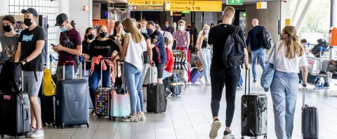Aantal reizigers op Schiphol verdubbeld – Meer openstaande vacatures dan werklozen