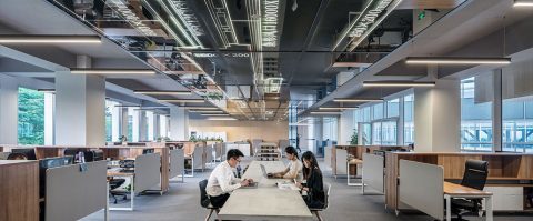 Werkend Nederland wil weer terug naar kantoor – Brussel opent aanval op AstraZenica