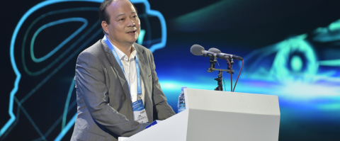 Dankzij Tesla stoot ondernemer Robin Zeng Chinese techmiljardairs van de troon