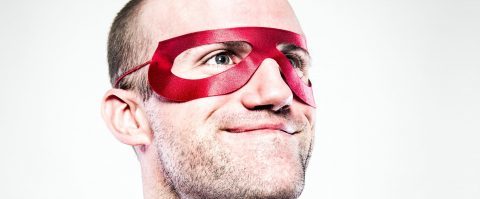 Leiders, hang niet langer de held uit. Het mag best een beetje menselijker